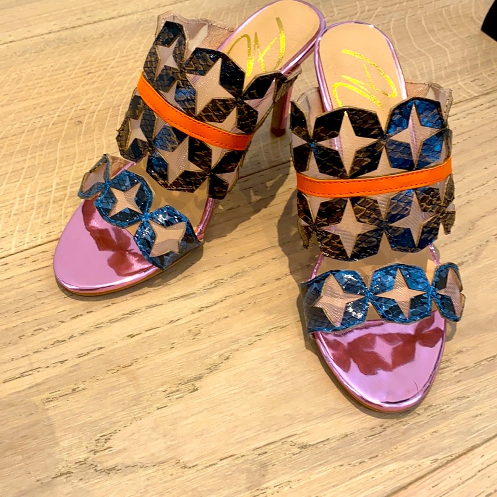 Sandals with mesh inserts